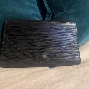 LV BLK V CLUTCH W CHAIN